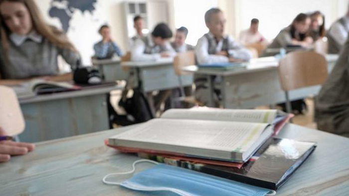 Непривитых чиновников и педагогов будут отстранять от работы с 8 ноября