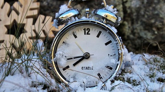 Переход на зимнее время 2021: когда в Украине переводят часы