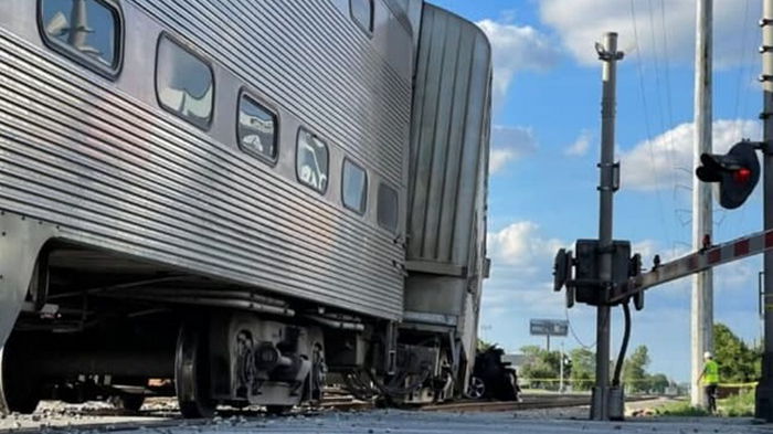 В США столкнулись пассажирский поезд и легковушка: трое погибших