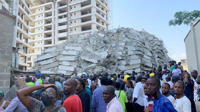 Обрушение многоэтажки в Нигерии: нашли троих выживших (фото)