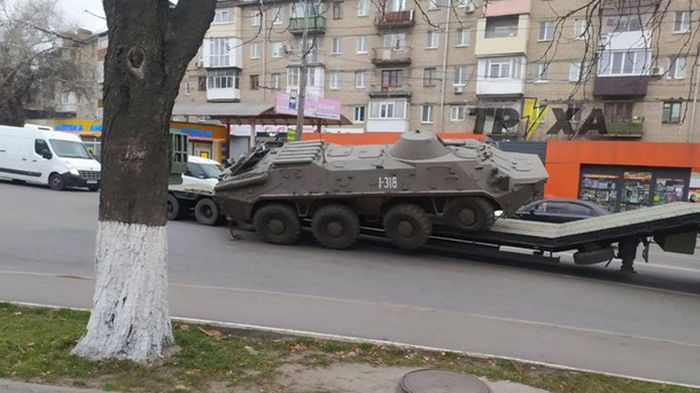 В Харькове БТР свалился с тягача (видео)