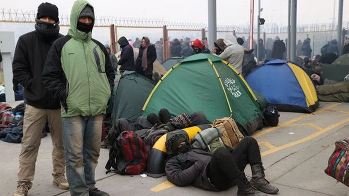 Мигранты встали лагерем у погранперехода Польши (видео)