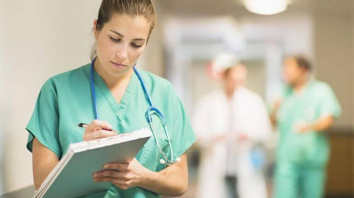 Работа в медицине без медицинского образования: как получить диплом в короткие сроки?