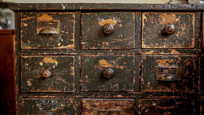 Когда спасет ремонт мебели?