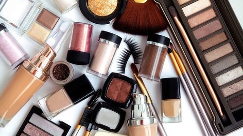 Какая косметика должна быть у каждой женщины для создания идеального м