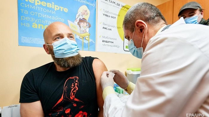 COVID-вакцинацию прошли еще 100 тысяч украинцев