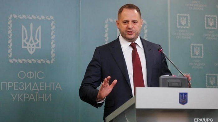 Зеленский не намерен увольнять Ермака