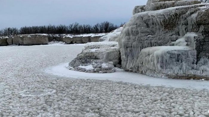 В Канаде на озере образовался ледяной феномен (видео)