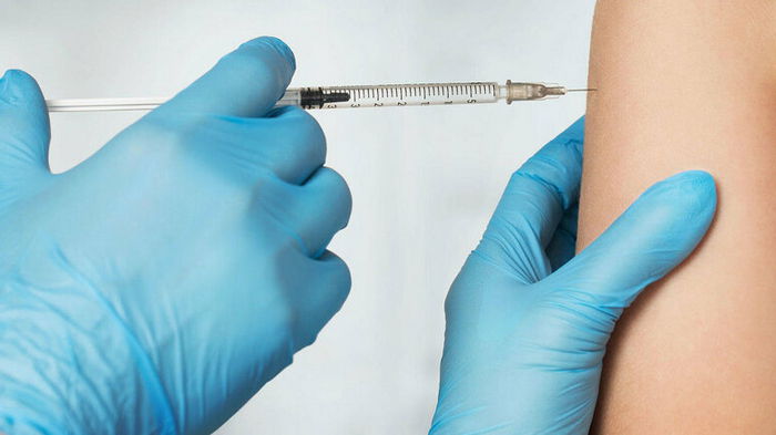США обязали всех взрослых получить бустерную прививку