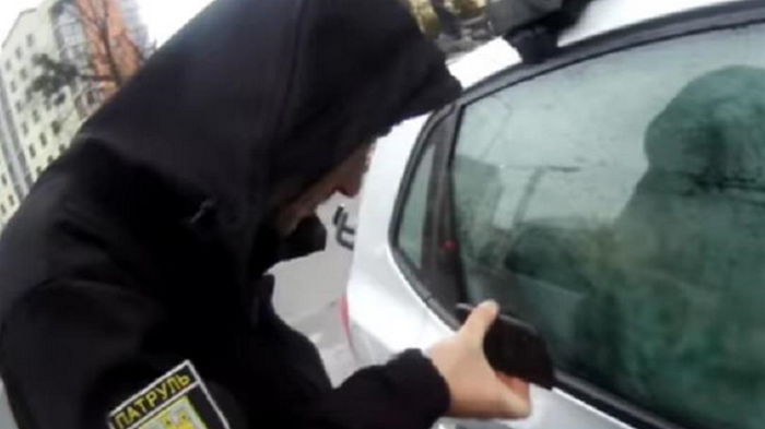 Во Львове полицейские отвлекали мультиками закрытого в авто ребенка (видео)