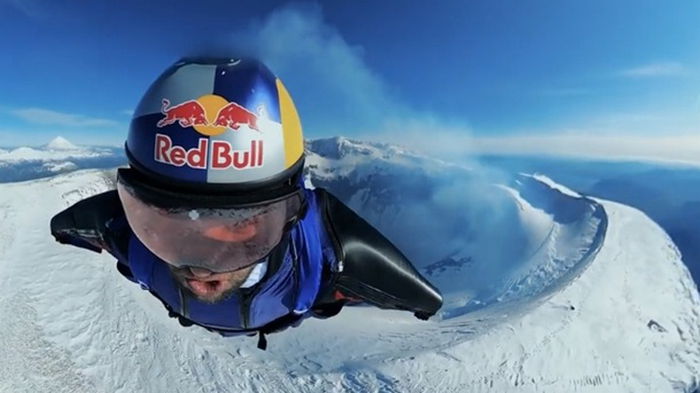 Спортсмен залетел в кратер активного вулкана (видео)