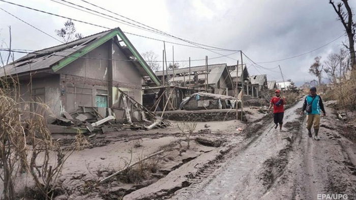 На острове Ява вулканический пепел засыпал дома (фото)