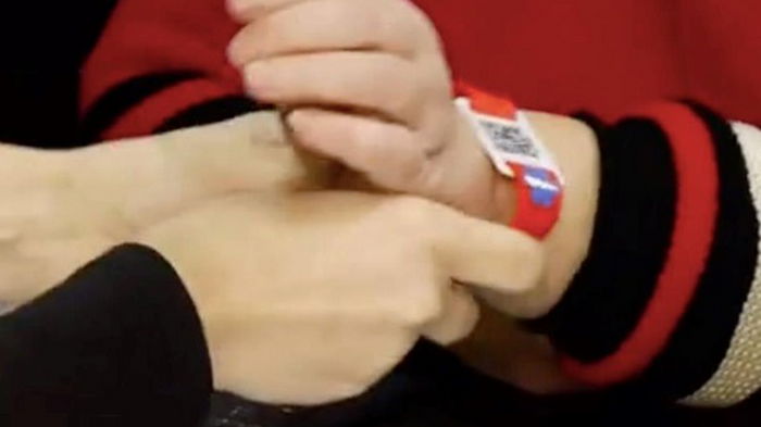 Больным людям в Днепре выдают браслеты с QR-кодом (видео)