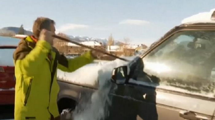 В Испании снегопады заблокировали десятки авто (видео)
