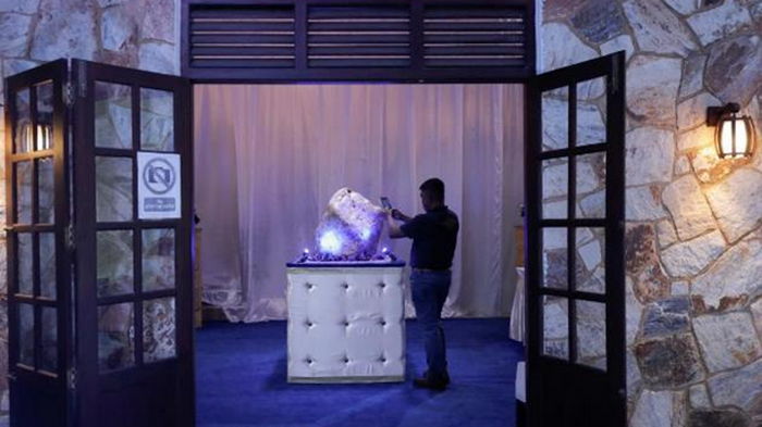 На Шри-Ланке продемонстрировали гигантский сапфир весом 310 кг (видео)