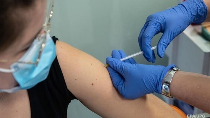 В Минздраве рассказали, кто получит третью дозу вакцины