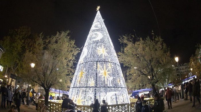 В Испании требуют отставки мэра из-за украшений к Рождеству (фото)