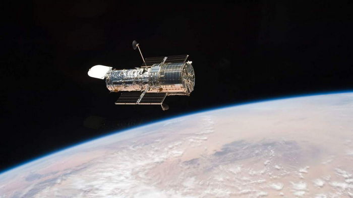 Hubble снял уникальную галактику и заодно звезду с шипами