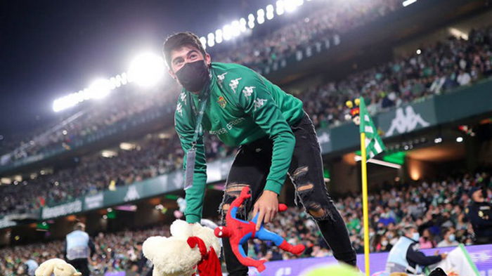 Болельщики Бетиса забросали поле мягкими игрушками