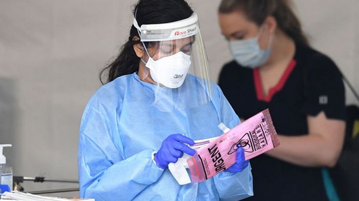 Названы симптомы штамма Омикрон