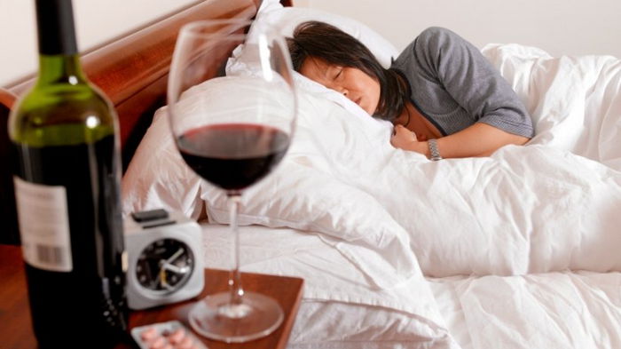 Как отличить похмелье от штамма Омикрон после новогоднего застолья: совет врача