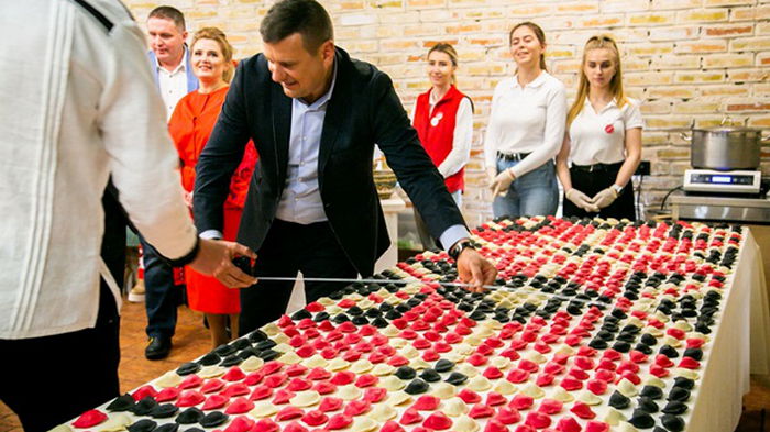 В Украине из вареников выложили наибольший рушник (фото)