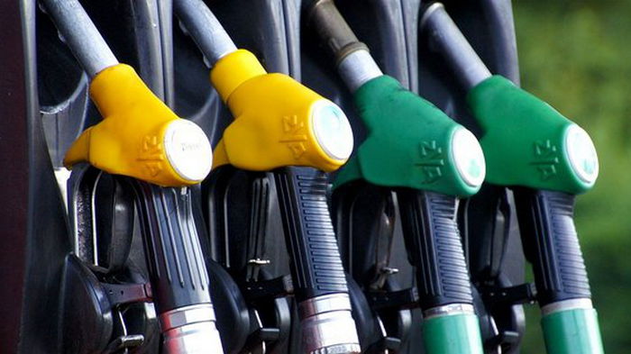 АЗС снизили цены на бензин и дизтопливо за неделю на 10-40 коп