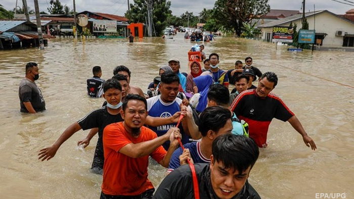 Малайзию затопили масштабные наводнения (фото)