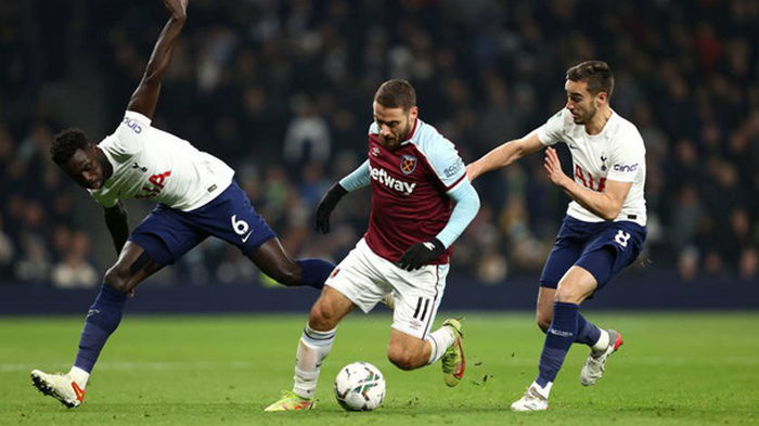 Фанаты Тоттенхэма и Вест Хэма устроили массовую драку (видео)