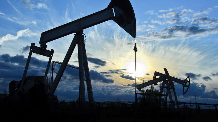 Цена на российскую нефть упала ниже $70 впервые с июня