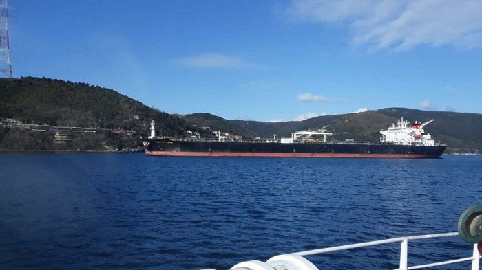 В Турции танкер потерпел крушение и заблокировал Босфор
