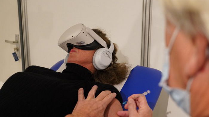 В Нидерландах проводят COVID-вакцинацию в очках виртуальной реальности (видео)