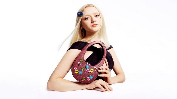 Звезда Игры престолов вместе с французским брендом выпустила сумки из отходов яблок