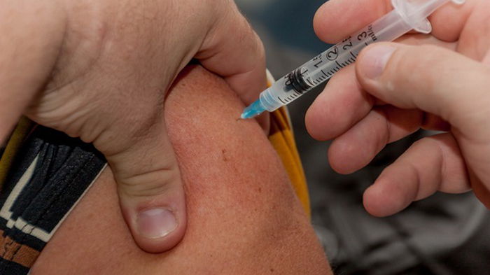 В Украине стартовала запись на бустерную COVID-прививку