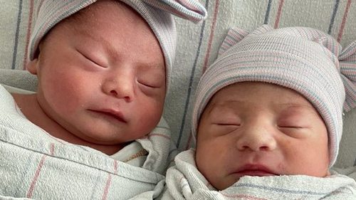 В США двойняшки родились с разницей в 15 минут: один в 2021, а другая в 2022 году