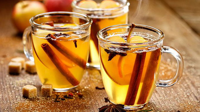 Горячий яблочный сок с темным ромом и корицей: рецепт