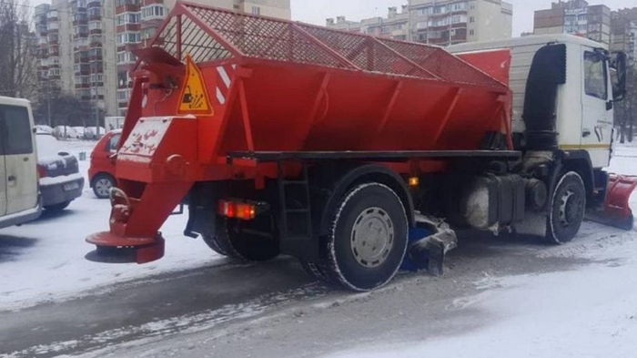 Кличко предупредил: автомобили, мешающие снегоуборочной технике в Киеве, будут эвакуированы