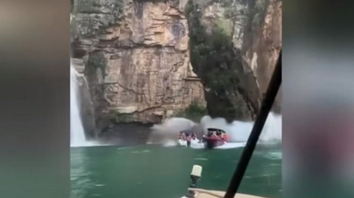 В Бразилии скала рухнула на катера с туристами (видео)