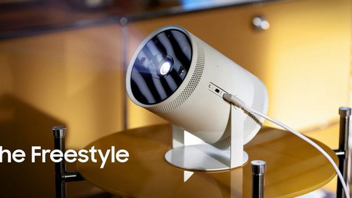 Samsung представила необычный компактный проектор The Freestyle (видео)