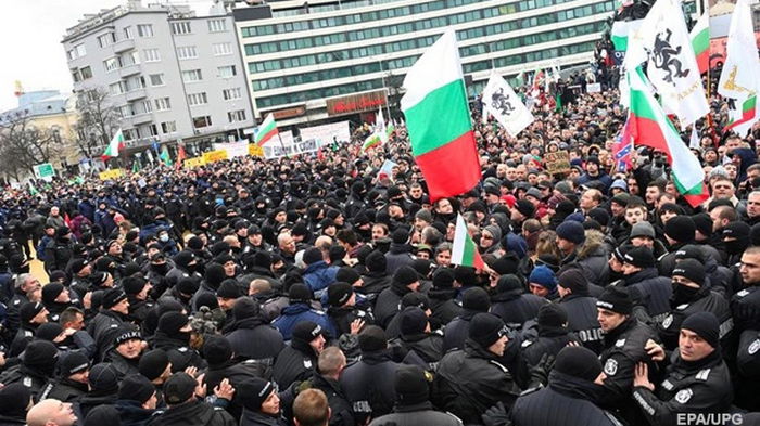 В Болгарии антивакцинаторы прорвали оцепление полиции у парламента (видео)