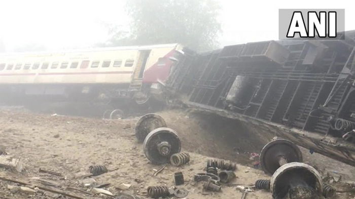 В Индии поезд сошел с рельсов: девять жертв, десятки пострадавших (фото)