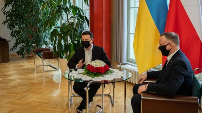 Зеленский сообщил, что обсуждает с Дудой