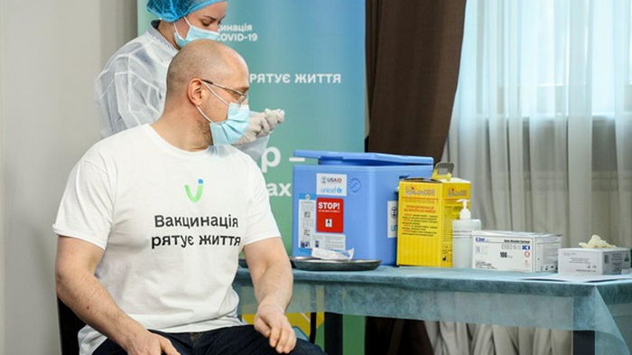 В Украине бустерную прививку сделали члены правительства