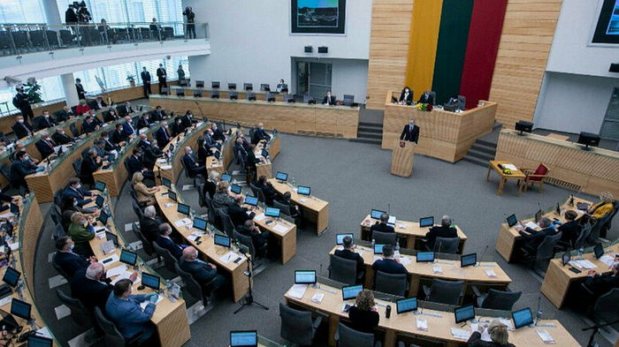 Парламент Литвы не поддержал обязательную COVID-вакцинацию медиков