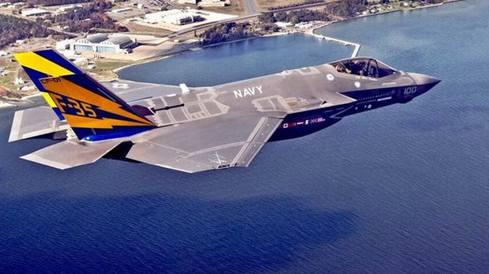 Истребитель F-35 неудачно сел на авианосец ВМС США: пилот катапультировался