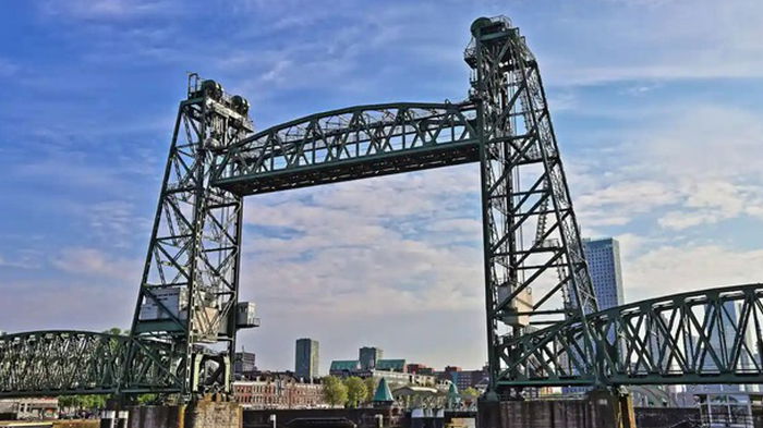 Из-за яхты Безоса разберут исторический мост