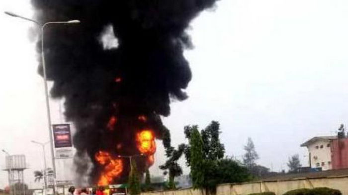 В Нигерии погибли 12 человек при взрыве бензовоза