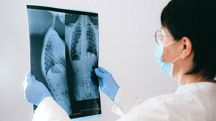 Врач рассказал, чем опасно курение при ОРВИ