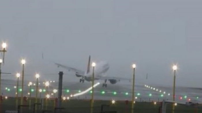 В Британии самолет прервал посадку из-за шторма (видео)