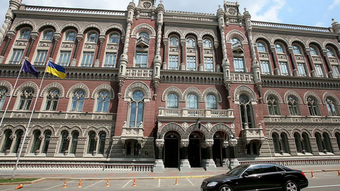 Нацбанк ограничил снятие наличных